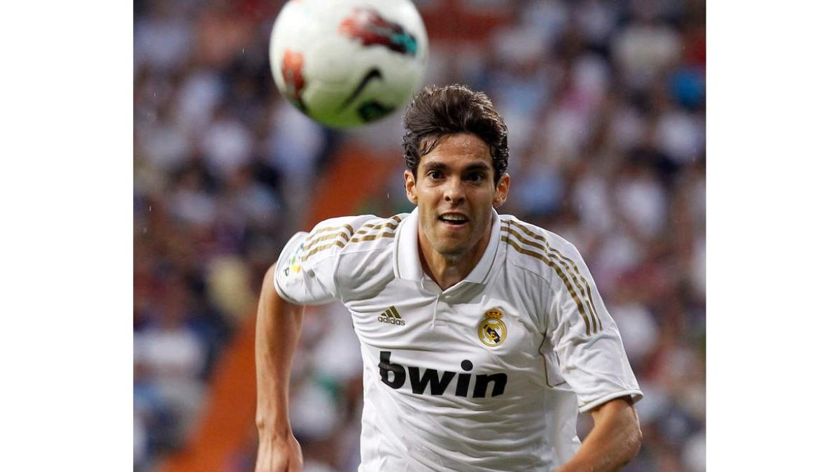 El Madrid ha puesto a Kaká en el mercado, pero la alta ficha del brasileño impide su traspaso.