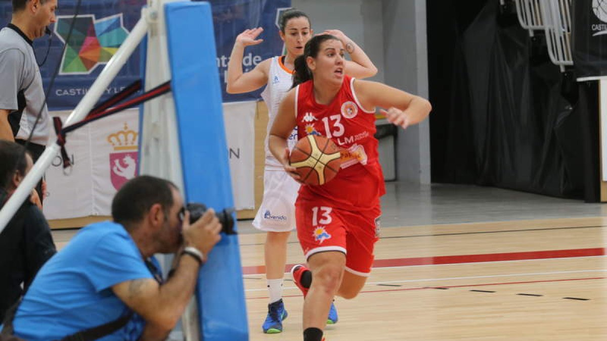 La jugadora del Embutidos Pajariel Bembibre Monty será hoy decisiva para su equipo.