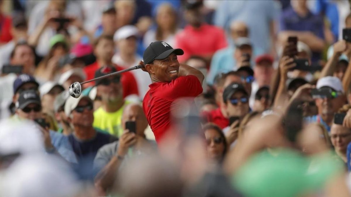 Tiger Woods estudia un putt ante seguidores, el pasado domingo