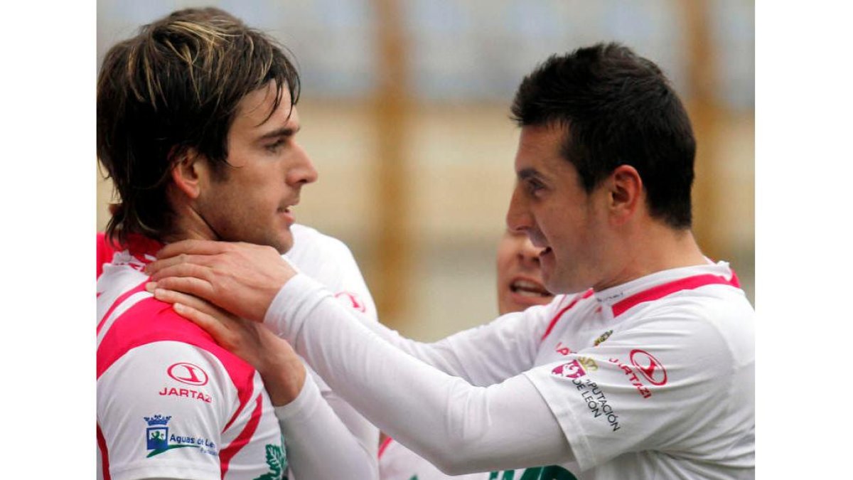Ortiz, izquierda, fue expulsado tras no devolver el Racing el balón por lesión de Negral.