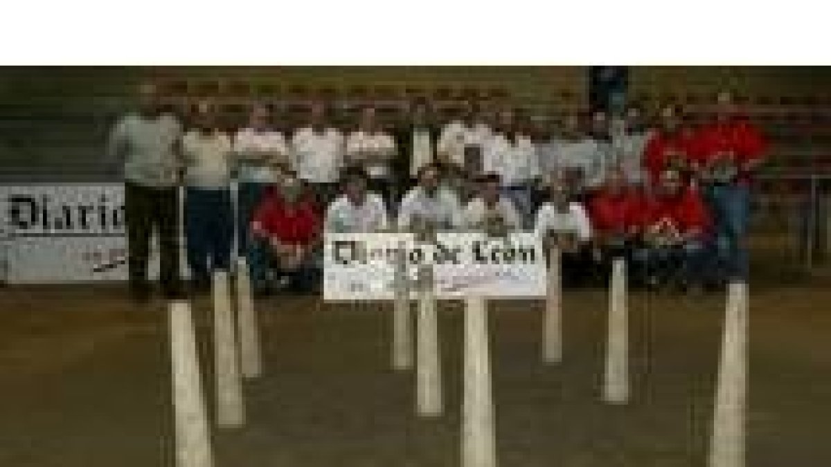 Los equipos ganadores posan junto al director comercial de Diario de León, José Jerónimo Ramos