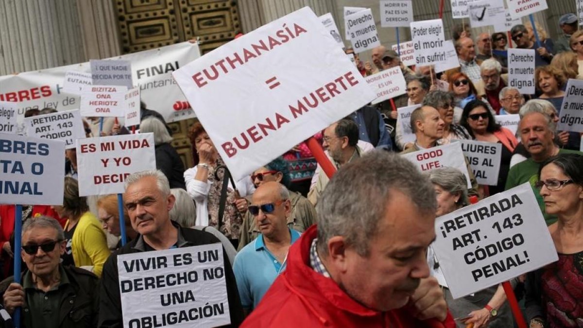 Concentración a favor de la eutanasia en el Congreso de los Diputado antes de ser aprobada la ley en 2021.