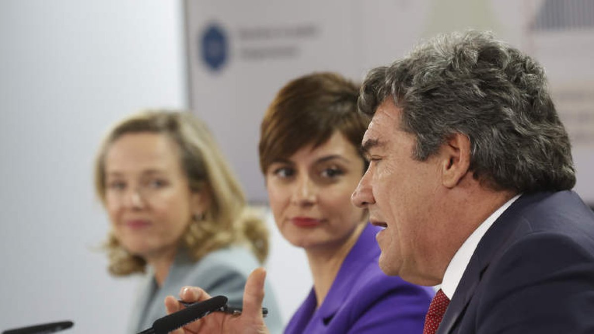 Nadia Calviño, Isabel Rodríguez y José Luis Escrivá, ayer tras el Consejo de Ministros en la que no estuvo Ione Belarra. JAVIER LIZÓN