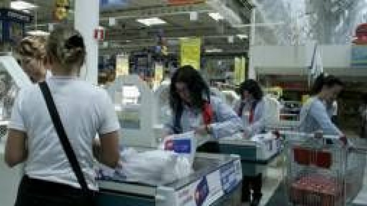 Dos de las chicas del centro especial Bergidum que trabajan ayudando en las cajas de Carrefour