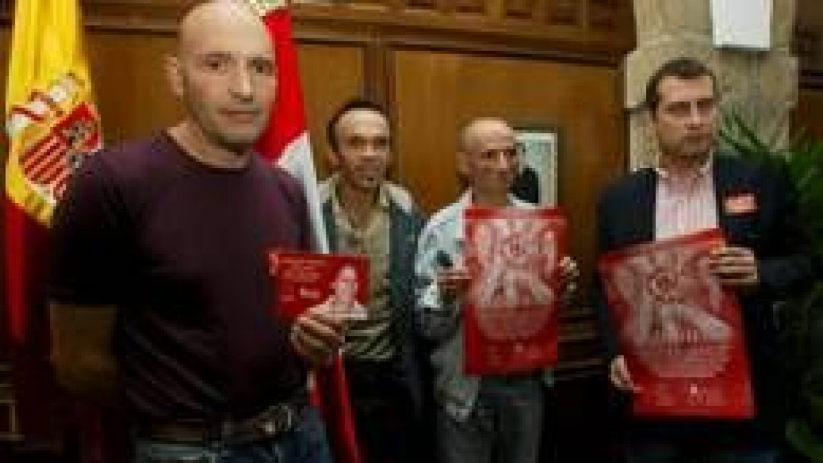 El edil de Acción Social y miembros de Caracol con los carteles de la campaña informativa