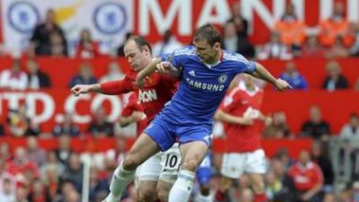 Rooney del Manchester United (i) frente a Ivanovic (d) del Chelsea durante el partido de ayer.