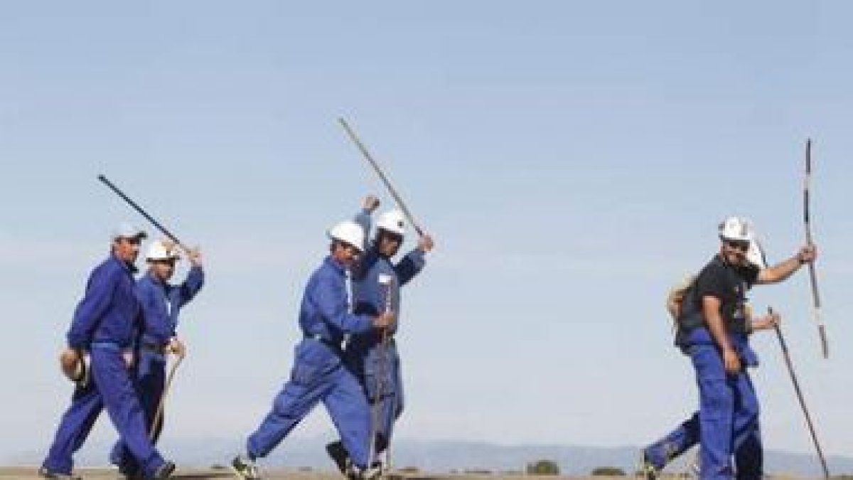 Los mineros saludan a la cámara