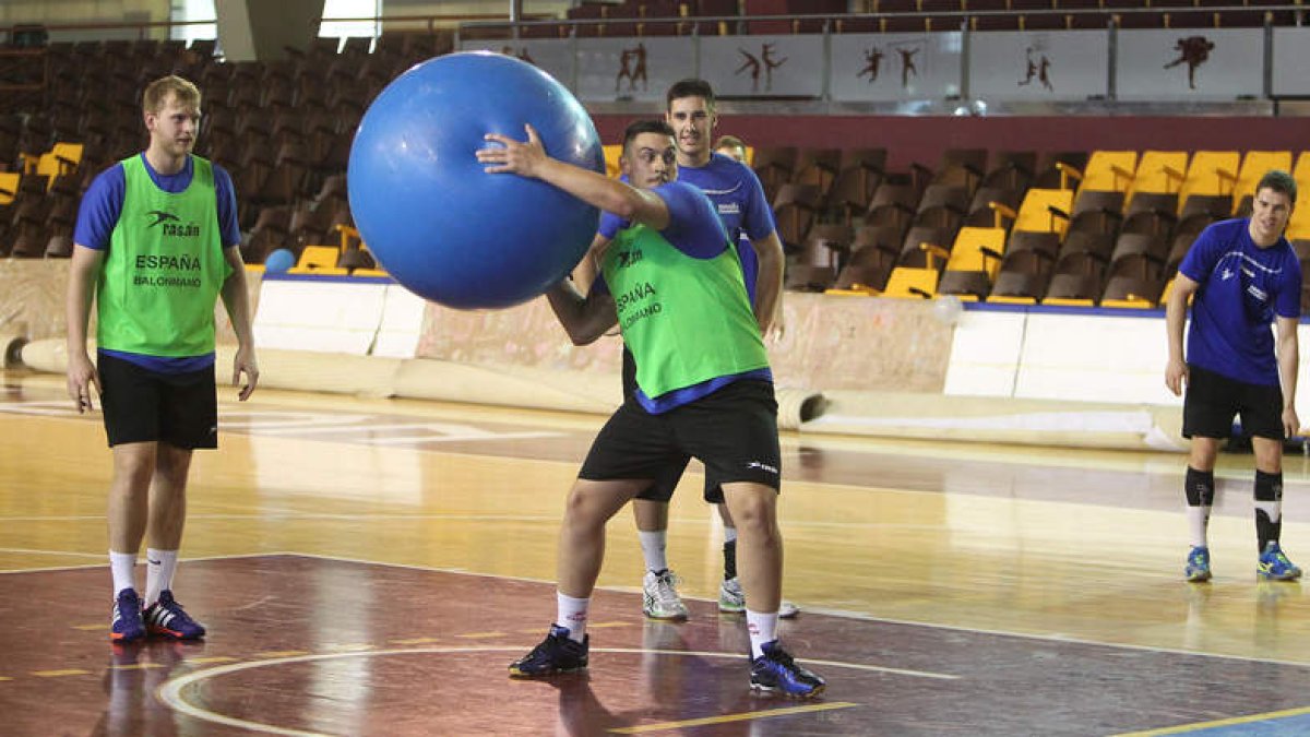 Entrenamiento de los júnior con dos ademaristas, Diego Piñeiro y Rodrigo Pérez.