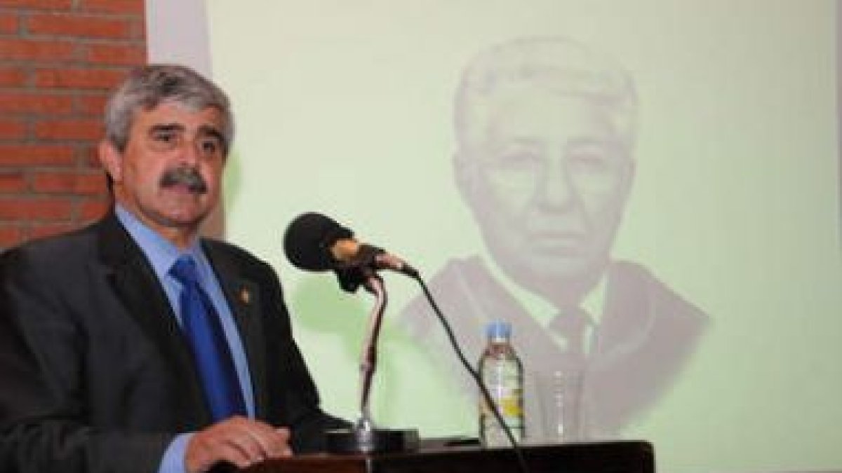 Un momento del homenaje a Miguel Abad celebrado ayer en la Universidad.