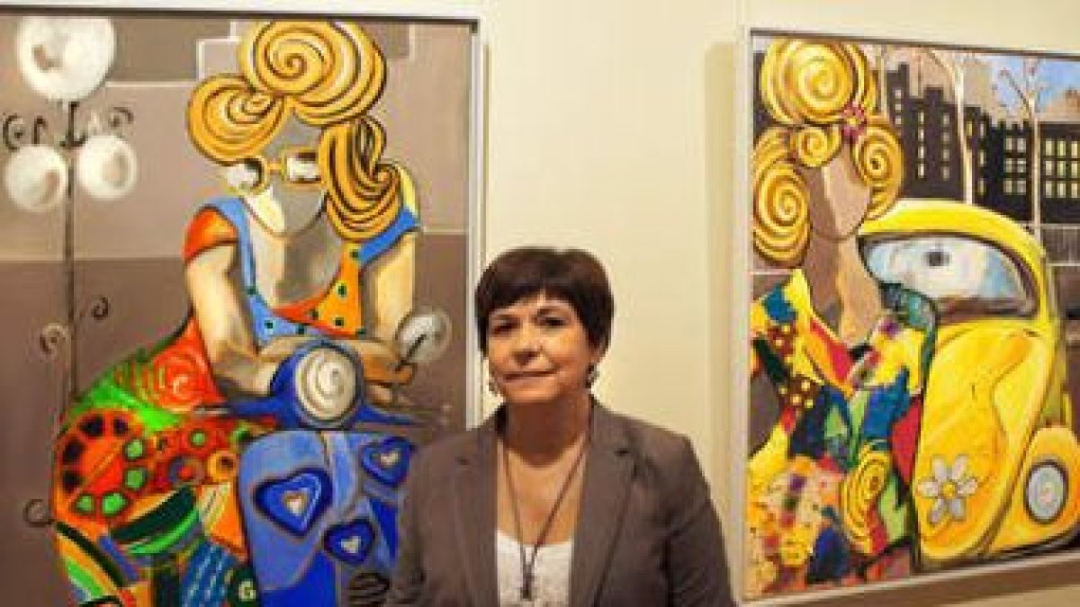 La artista ante dos de sus obras.