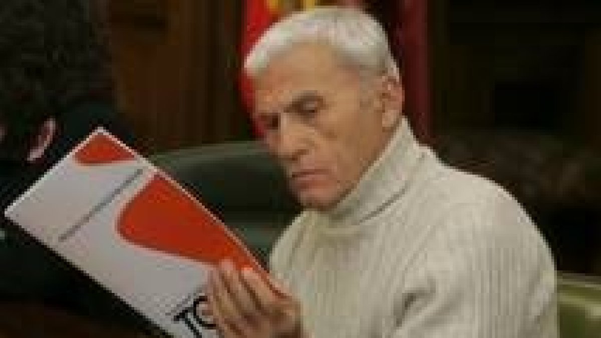 Paco Costas es el director de la Escuela de Conducción del Noroeste