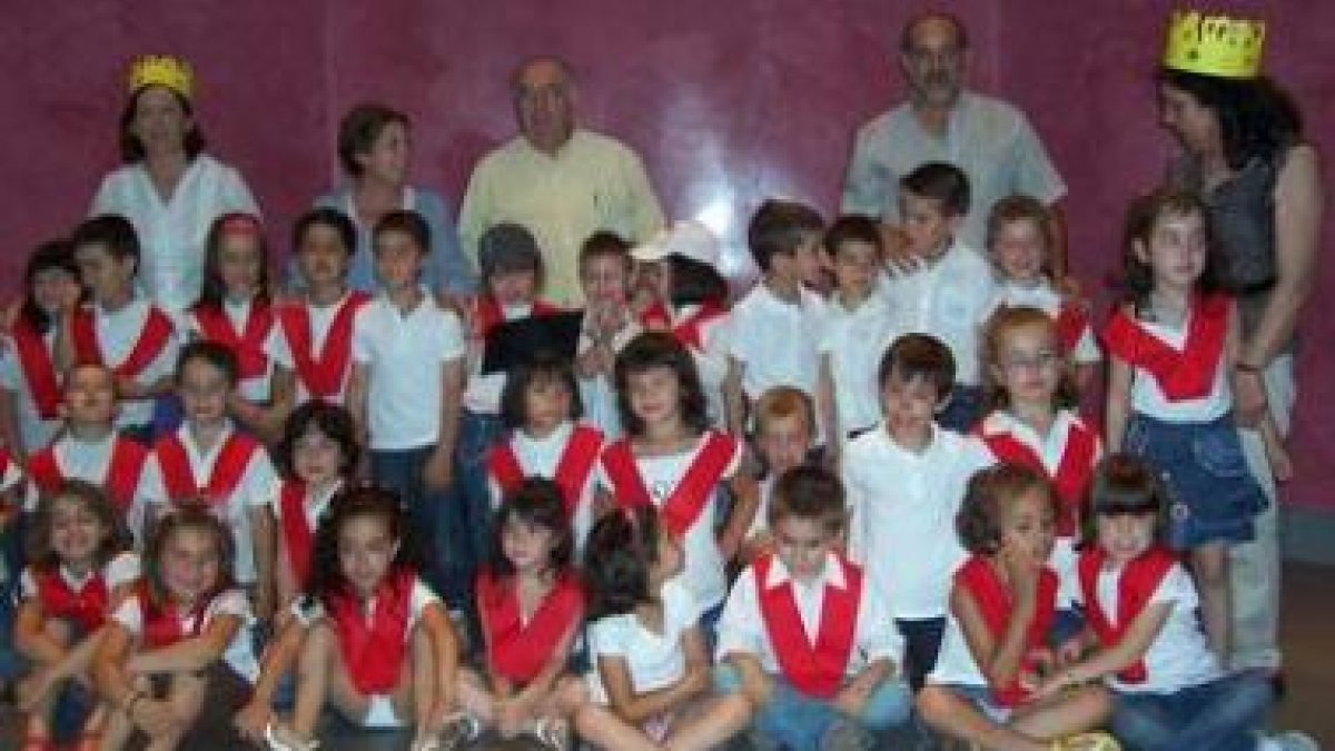 Alumnos de infantil del CRA de Navatejera, con varios de los profesores.
