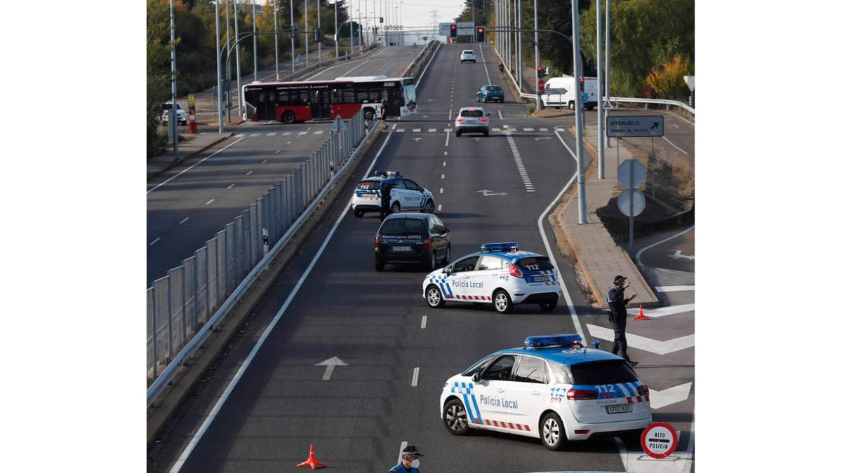 Control policial a la altura del cruce que será rotonda. ARCHIVO