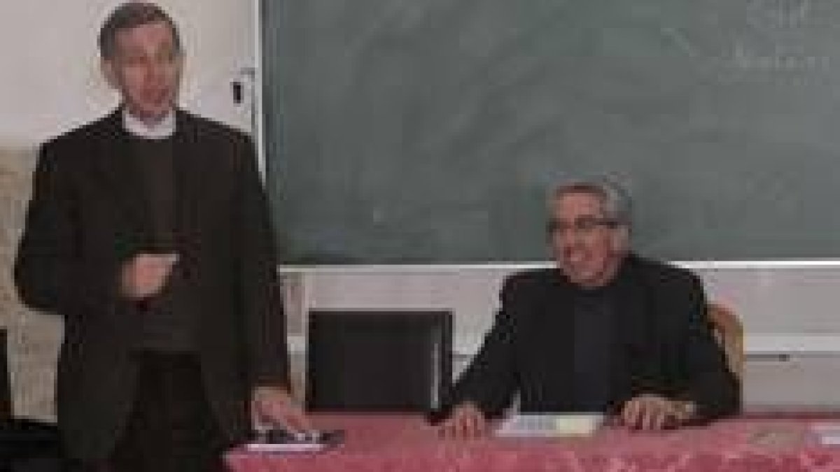 Jesús García Recio -de pie- y el padre Francisco Centeno