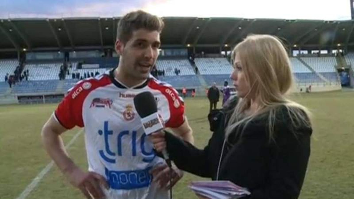 Puri Peláez entrevista al jugador de la Cultural Iván Garrido en la emisión de un partido