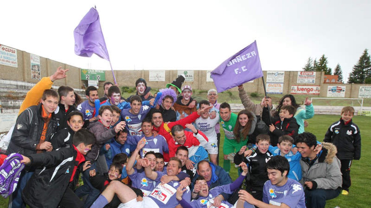 Los bañezanos celebraron por todo lo alto su regreso a Tercera División.