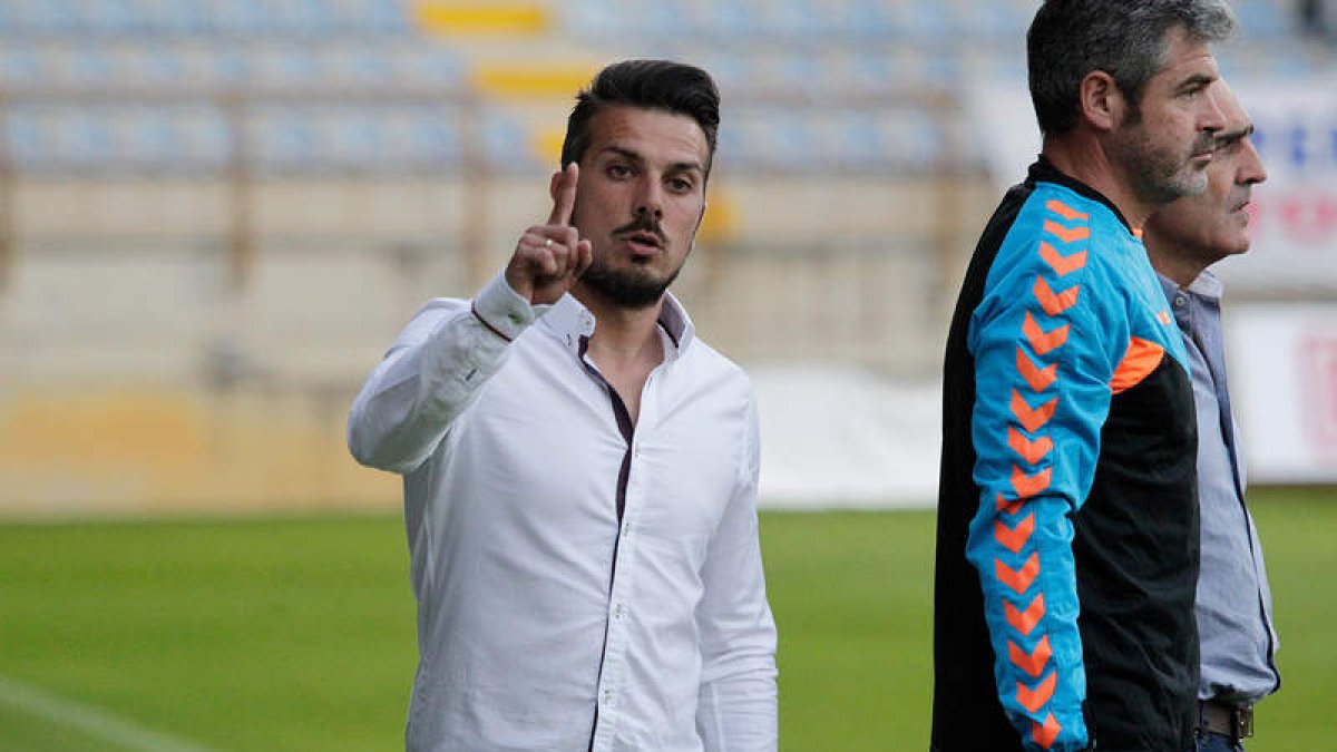 Rubén de la Barrera, durante el partido del pasado domingo entre la Cultural y el Boiro. SECUNDINO PÉREZ