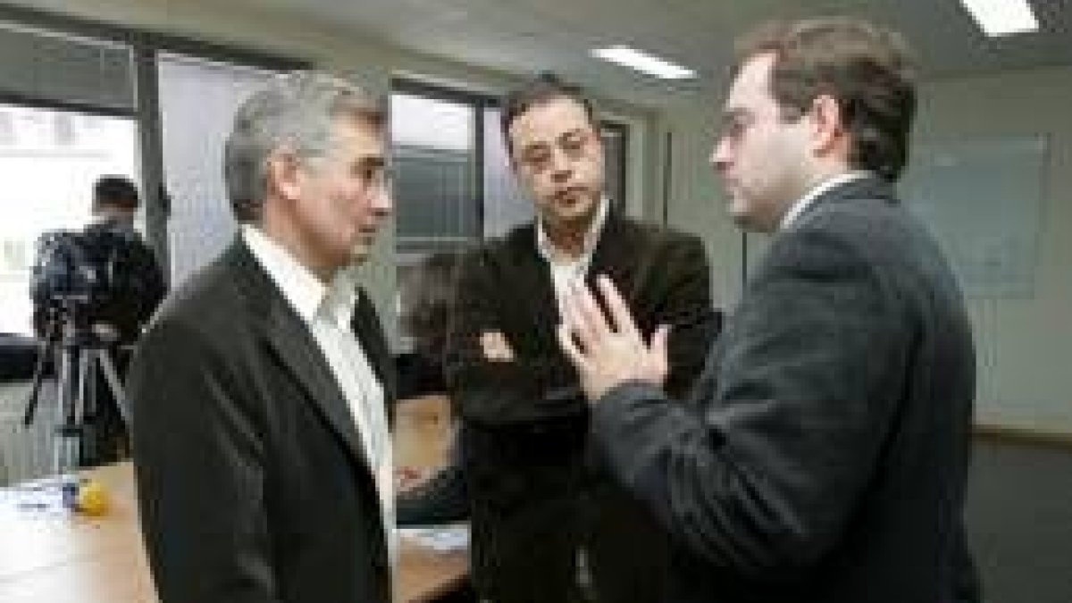 El vicepresidente del Consejo Comarcal, Santiago Rodríguez, ayer, con los representantes del Fgulem