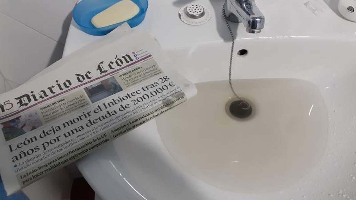 Imagen del agua en una casa de Espinoso con el periódico del día. DL