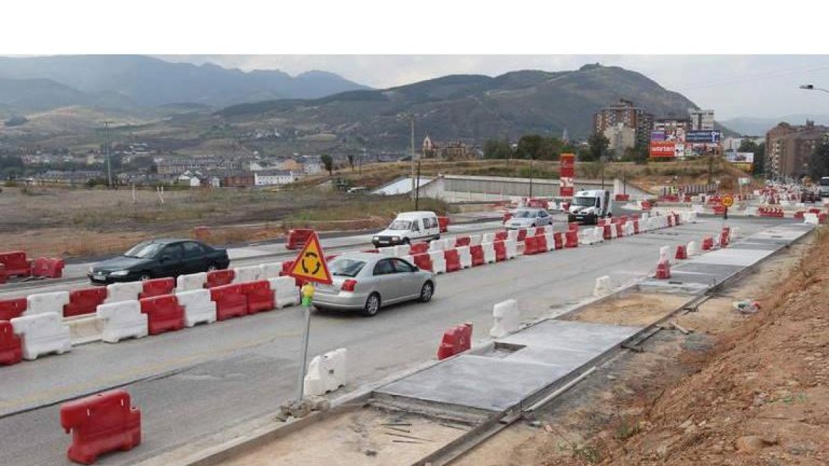 Aspecto que presenta la obra de la avenida en Montearenas.