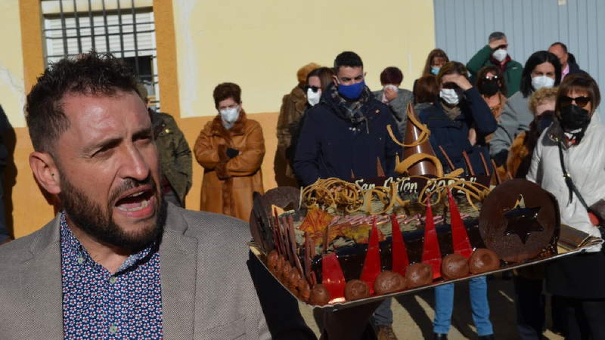 Imagen de la subasta de tartas de ayer en Algadefe. MEDINA