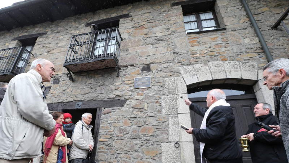 Acto de bendición de la placa que rinde tributo a Pepe Corral