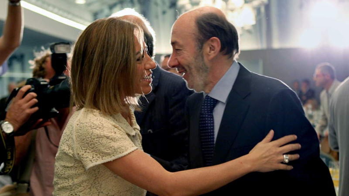Rubalcaba saluda a Chacón, al inicio de un desayuno-coloquio en Barcelona.