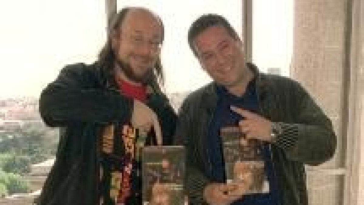 El actor Santiago Segura junto al popular Carlos Latre de «Crónicas Marcianas»
