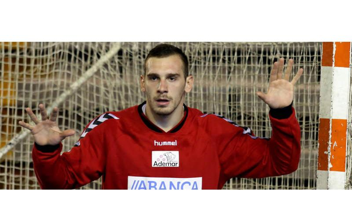 Vladimir Cupara, el meta serbio del equipo leonés. MARCIANO