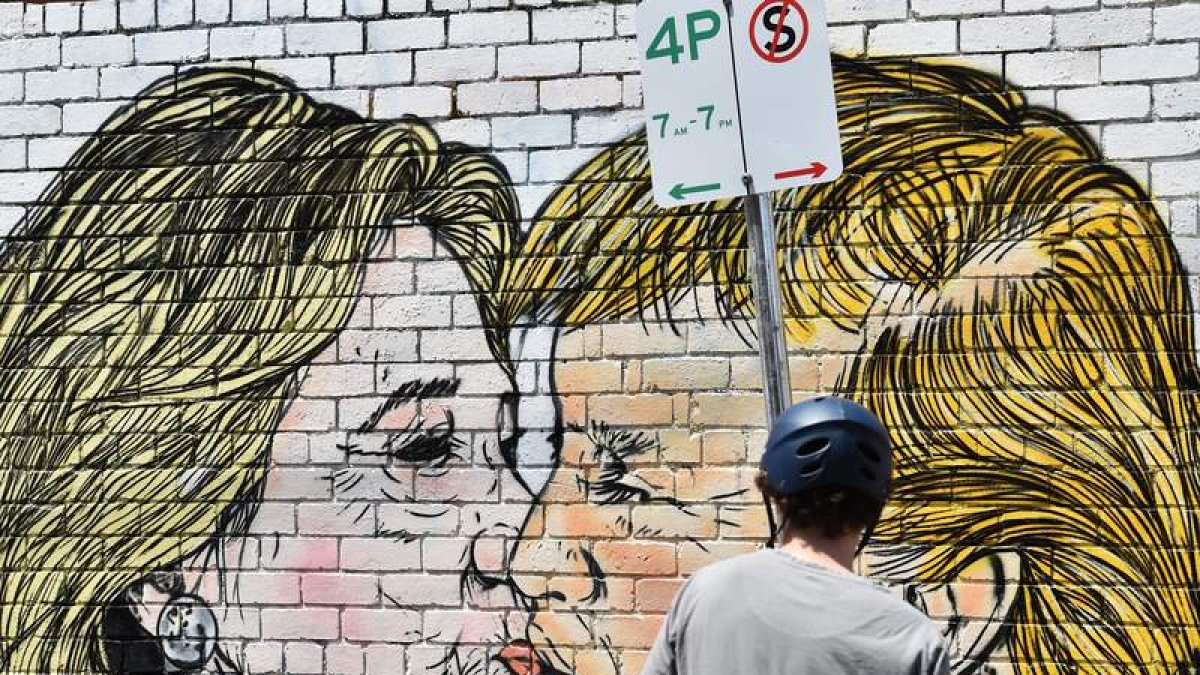 Mural pintado por el artista australiano Lushsux de Hillary Clinton y Donald Trump. JULIAN SMITH