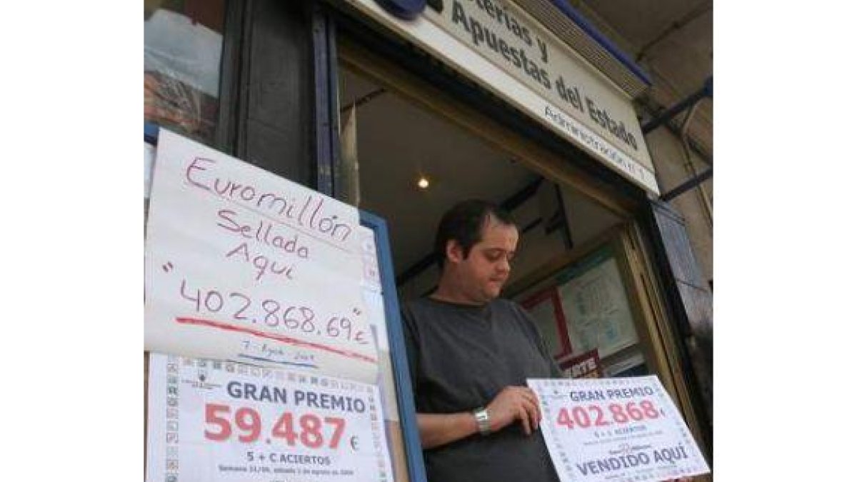 El titular de la administración de la calle del Cristo, que está en racha, exhibe el premio.