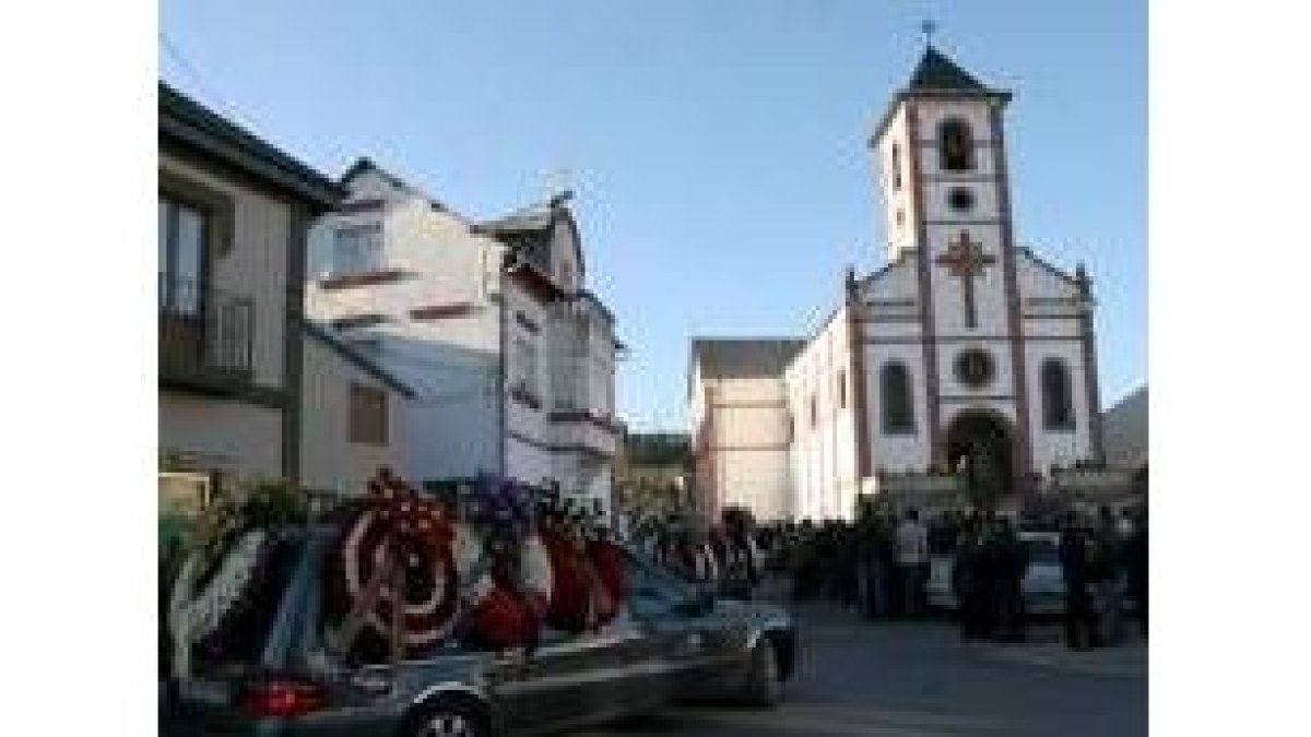 Numerosos compañeros y allegados de la víctima acudieron ayer al funeral