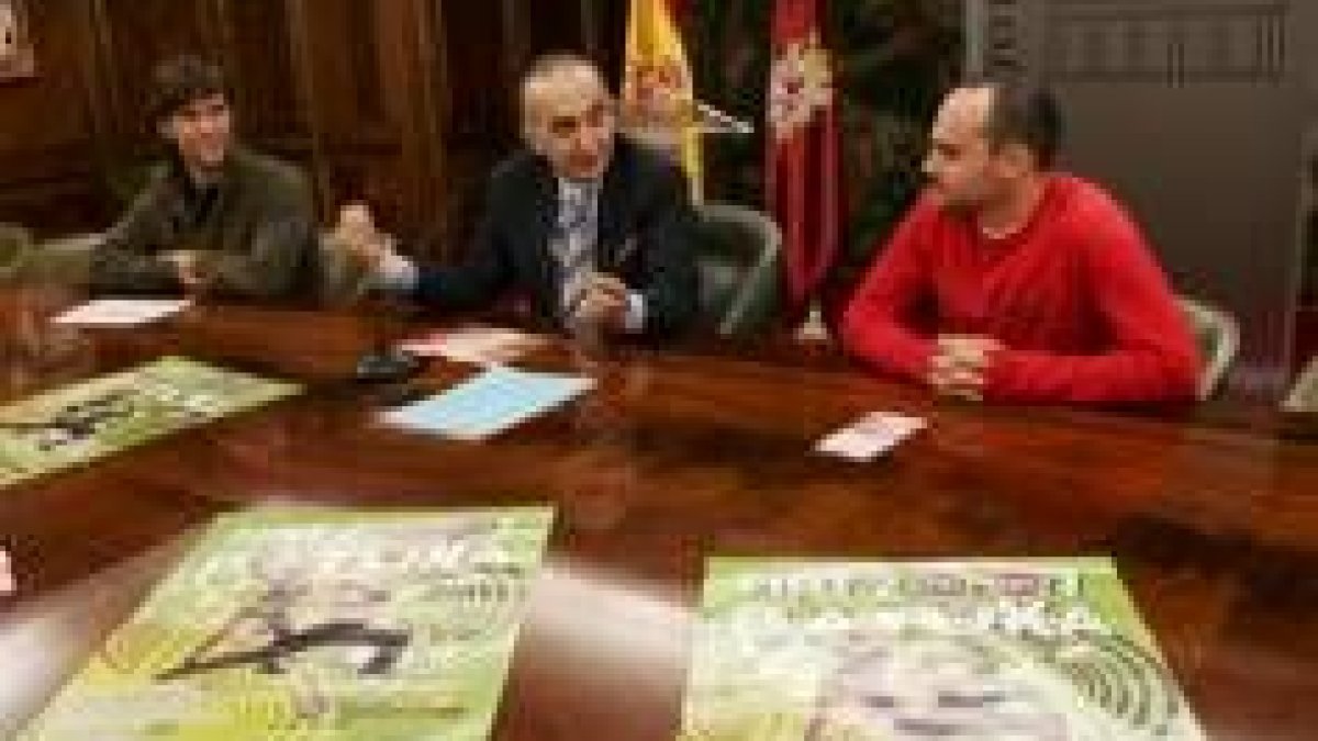 El edil de Deportes con los promotores del Fiat León 2007