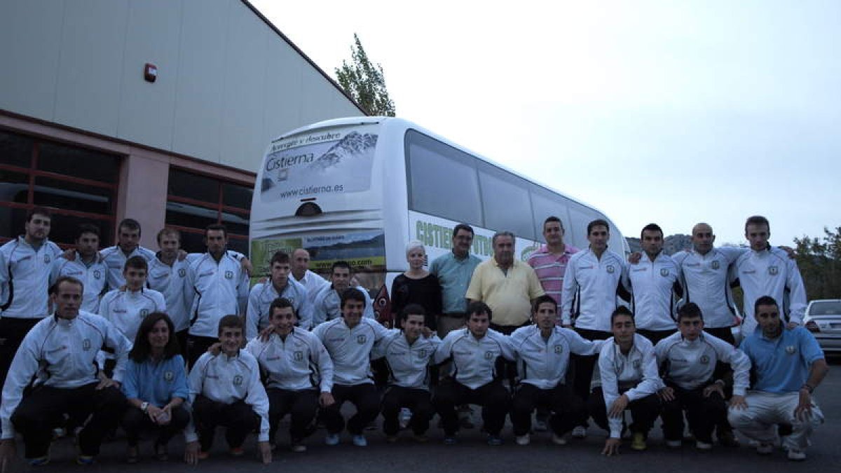 El Cistierna, foto superior, en la presentación de su autocar personalizado, y el Atlético Esparta.