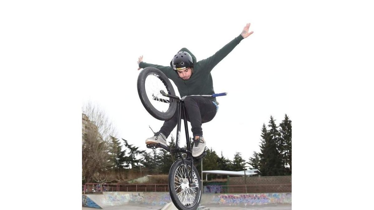 Cuando no está compitiendo, Santos Carpintero Prieto suele entrenar entre tres y cuatro horas diarias en la pista de skate de Papalaguinda.