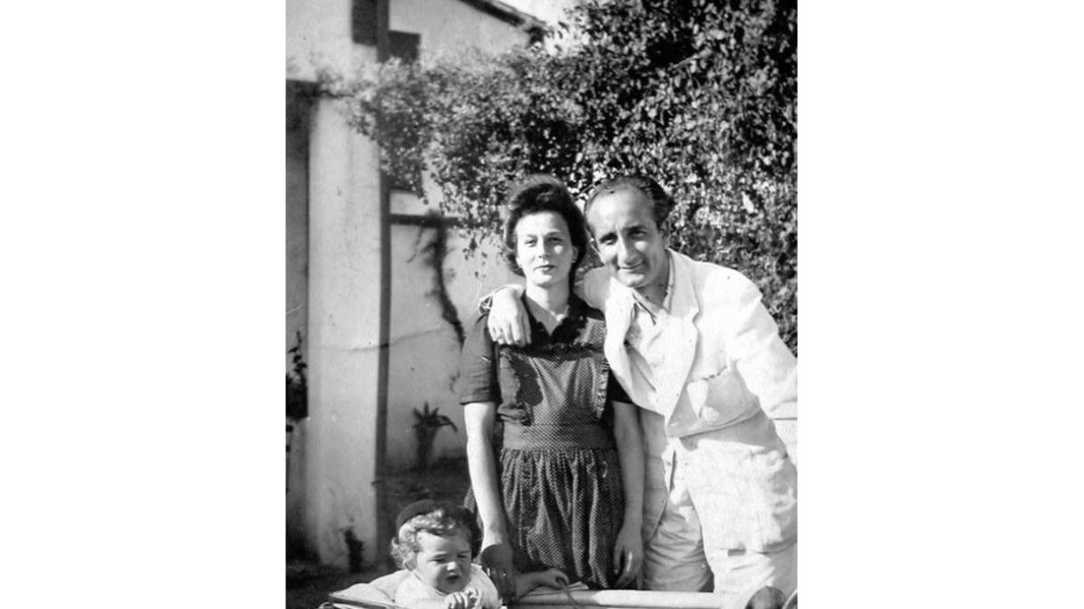 Leopoldo, su esposa Felicidad y su primer hijo, Juan Luis, en Castrillo de las Piedras. Abajo, la familia en una imagen fechada en Madrid en 1954.