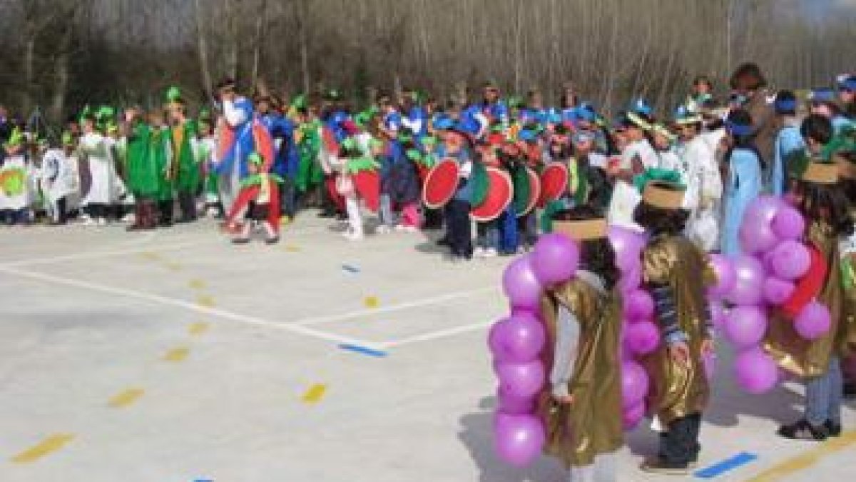 Los niños de otros países representaban su baile regional.