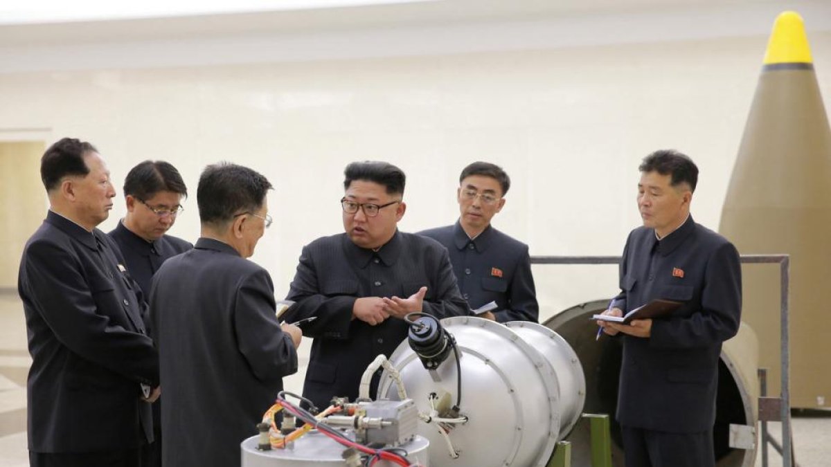 El líder de Corea del Norte Kim Jong-un inspecciona una nueva bomba de hidrógeno.
