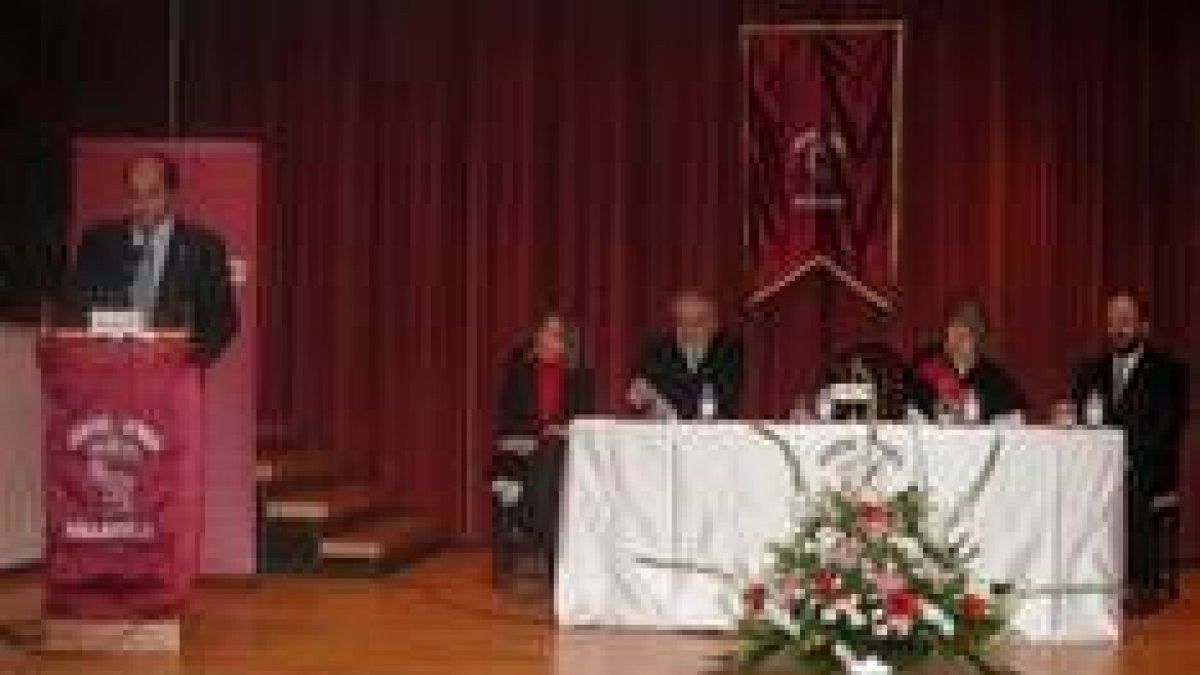 El alcalde de La Pola (hablando), Rosa Masegosa y miembros del centro leonés en Valladolid