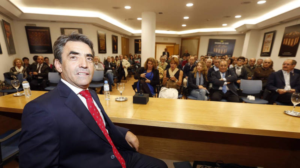 Victorino Martín hijo, ayer durante la conferencia que ofreció en el Club de Prensa de Diario de León. MARCIANO