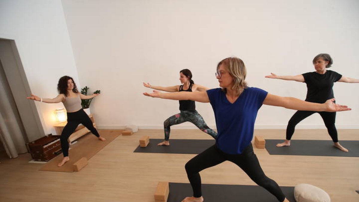 Judith Martínez, durante una clase en su esudio deyoga de Ponferrada. L DE LA MATA