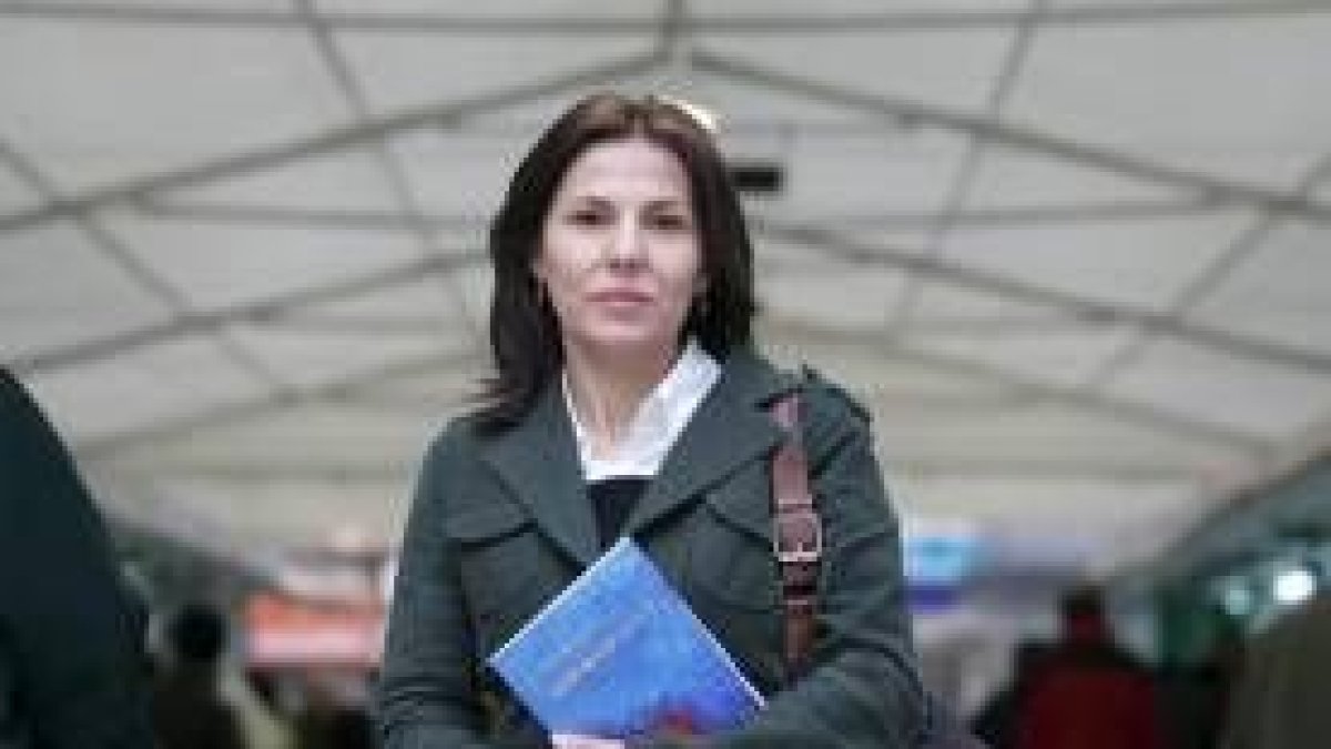Ester Folgueral, ayer con su última obra de poemas en las manos, en la feria del libro de Ponferrada