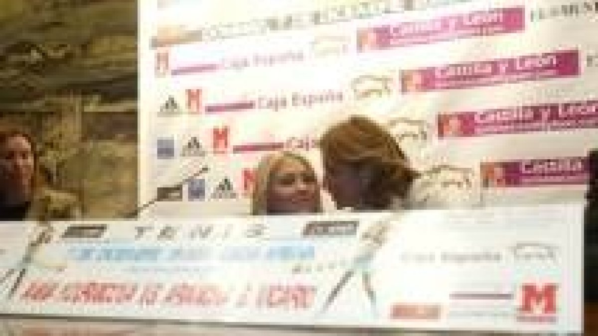 Kournikova y Arantxa dialogan antes de iniciar la rueda de prensa