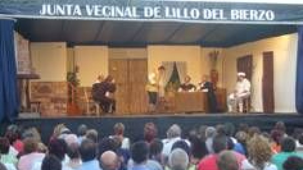 Los vecinos disfrutaron con la interpretación teatral en Lillo