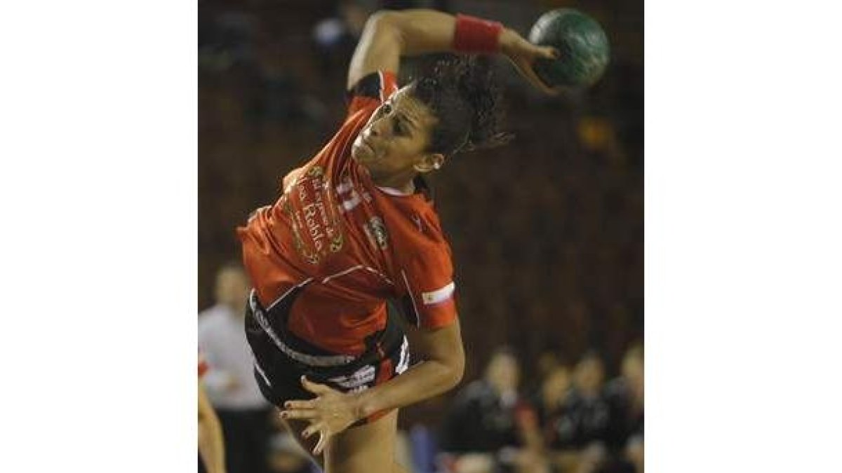 La brasileña Araújo cuando defendía la camiseta del Cleba.