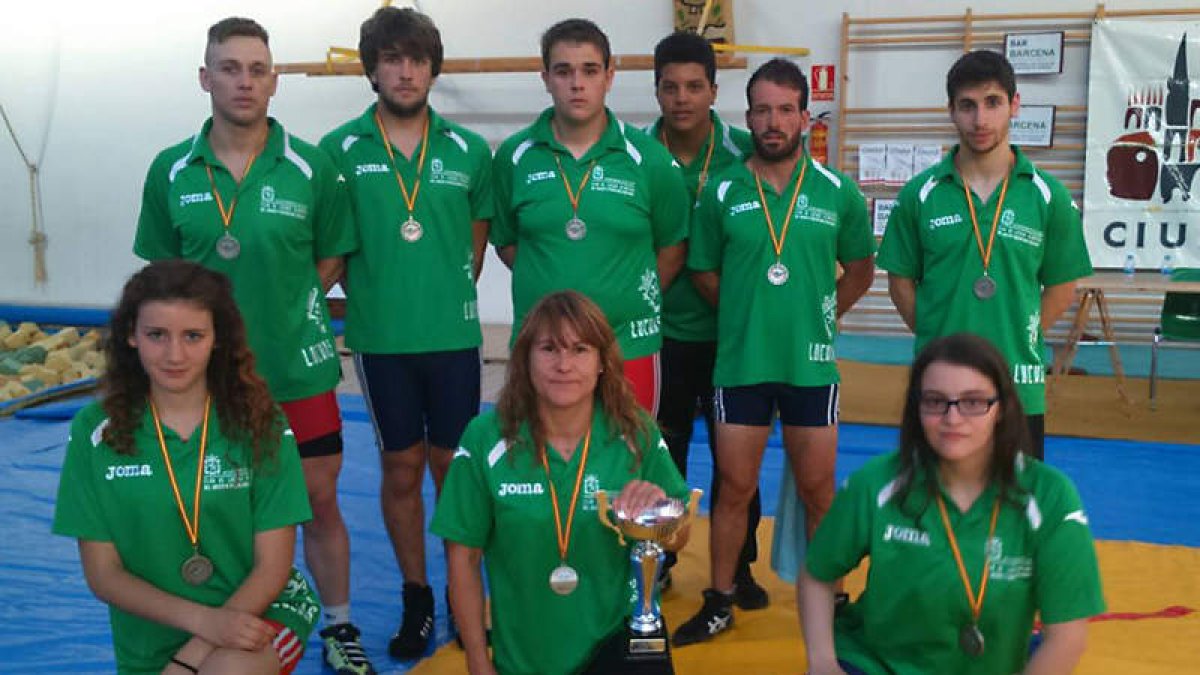 Campeones del Clolda con los trofeos ganados en Burgos.