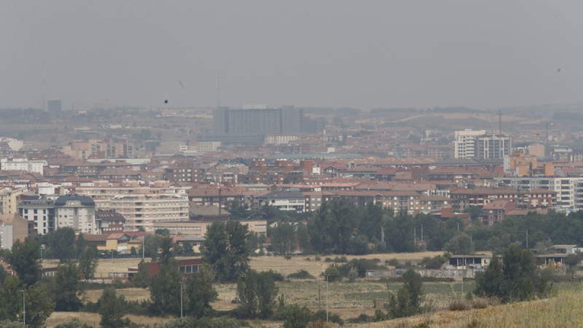 León se acostó del lunes al martes con cenizas y se levantó ayer con una capa fantasmagórica de humo. Al fondo, el Hospital. RAMIRO