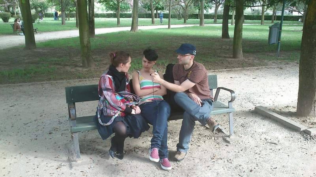 Olalla Gómez junto a dos de los leoneses que colaboraron con ella en el proyecto.