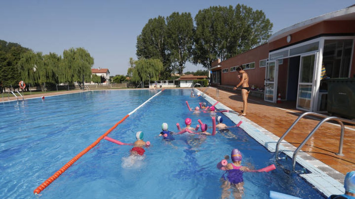 Piscinas municipales de Carrizo de la Ribera. JESÚS F. SALVADORES