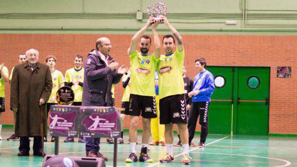 El BM Cuatro Valles levantó finalmente la Copa Diputación por segundo año. DL